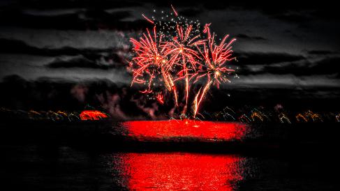 Évian - 14 juillet 2016 Le feu d'artifice de la fête nationale du 14 juillet à Évian