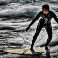 Surfeurs sur l'Aar près du barrage de la vieille ville - Thoune - Suisse Surfeurs sur l'Aar près du barrage de la vieille ville - Thoune - Suisse