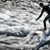 Surfeurs sur l'Aar près du barrage de la vieille ville - Thoune - Suisse Surfeurs sur l'Aar près du barrage de la vieille ville - Thoune - Suisse