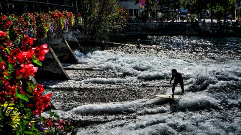 Thoune Des surfeurs sur l'Aar près du barrage de la vieille ville