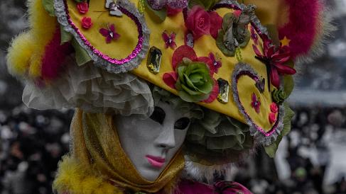 Événements Les grands événements n'enlèvent pas leur charme aux petits plaisirs. André Maurois