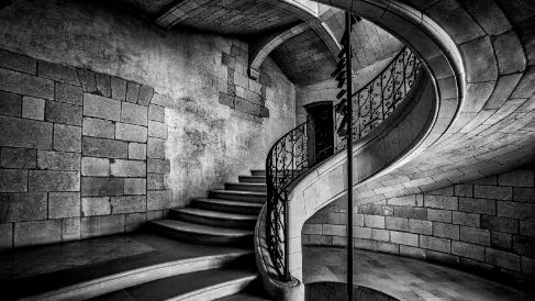 Escaliers Avec un escalier prévu pour la montée on réussit souvent à monter plus bas qu’on ne serait descendu avec un escalier...