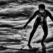 Surfeurs sur l'Aar près du barrage de la vieille ville - Thoune - Suisse Surfeurs sur l'Aar près du barrage de la vieille ville - Thoune - Suisse